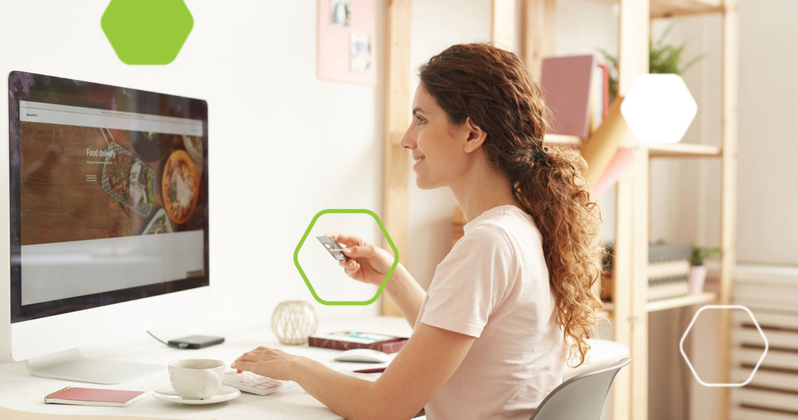 Femme faisant un paiement sur un site ecommerce