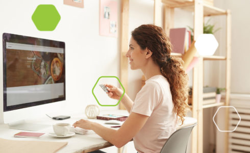 Femme faisant un paiement sur un site ecommerce