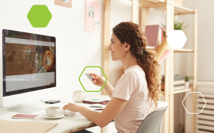 Femme faisant un paiement sur un site ecommerce