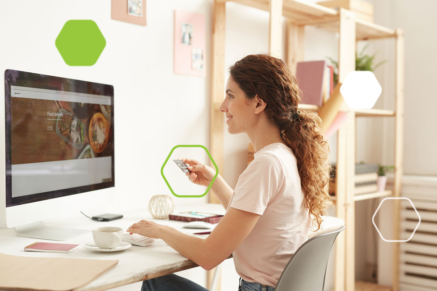 Femme faisant un paiement sur un site ecommerce